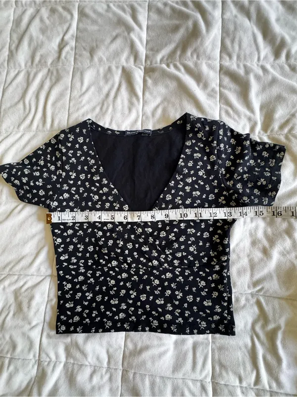Brandy Melville Navy Floral Crop Top - Image 7