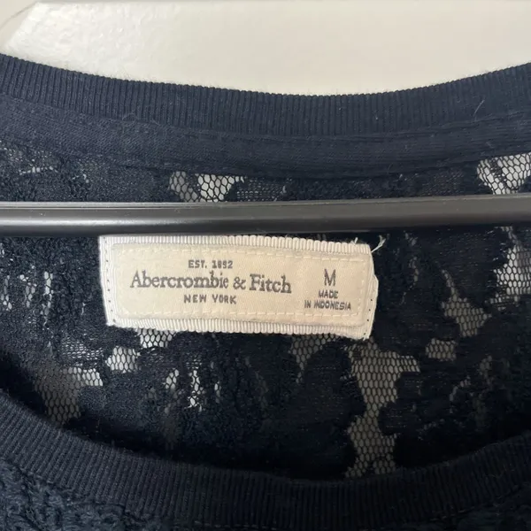 Abercrombie And Fitch Women's Navy Blue Floral Lace Top Shirt Size M - Image 3