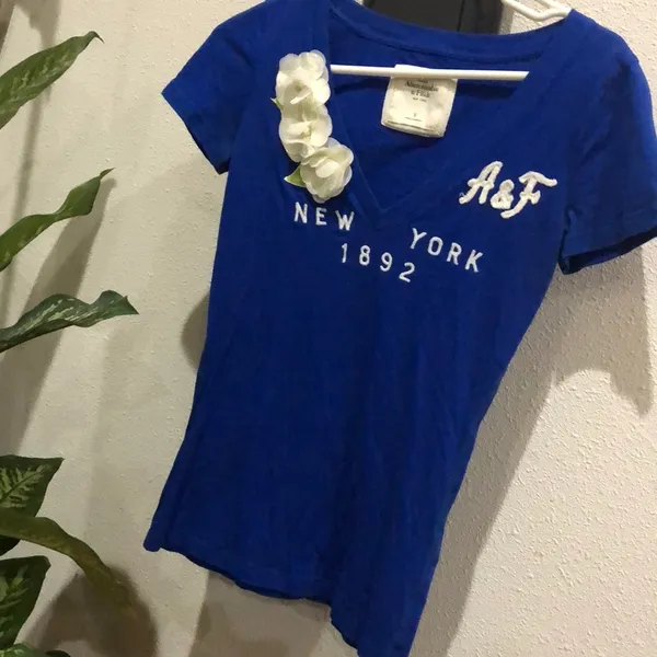 🦋4/$25 Abercrombie & Fitch blue & white flower tee small - Image 3