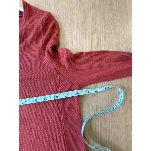 FREE PEOPLE LONG SLEEVE MALIBU KNIT THERMAL HI-LOW TOP SHIRT Sz Medium 2259 - Image 9