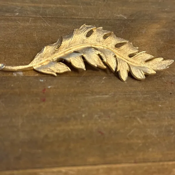 Vintage Coro 1961 golden leaf brooch - Image 2