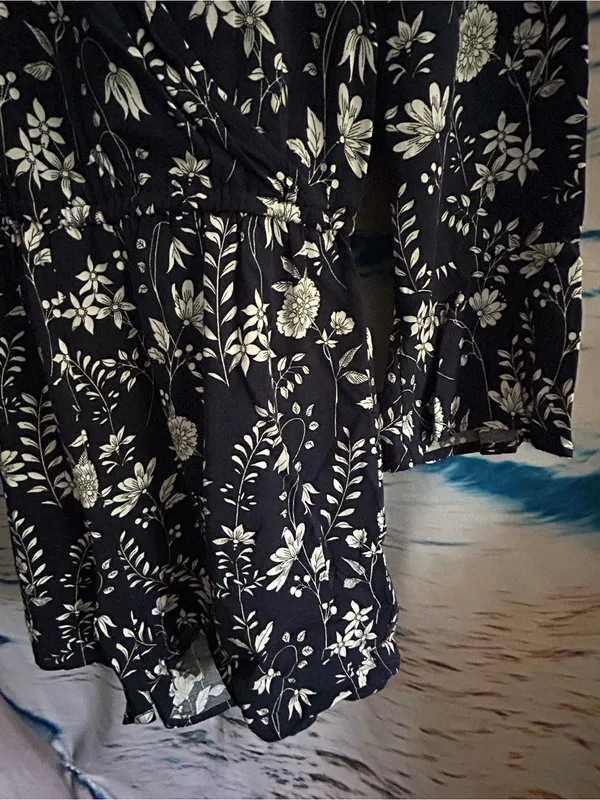 Aeropostale Women’s Black & White Floral V-Neck Romper SM - Image 4