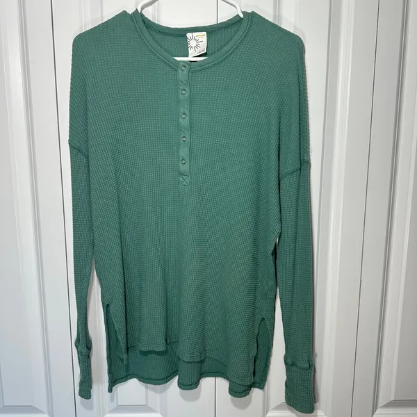 OFFLINE By Aerie Wow! Waffle Henley T-Shirt Long Sleeve Thumbholes Green Small - Image 2