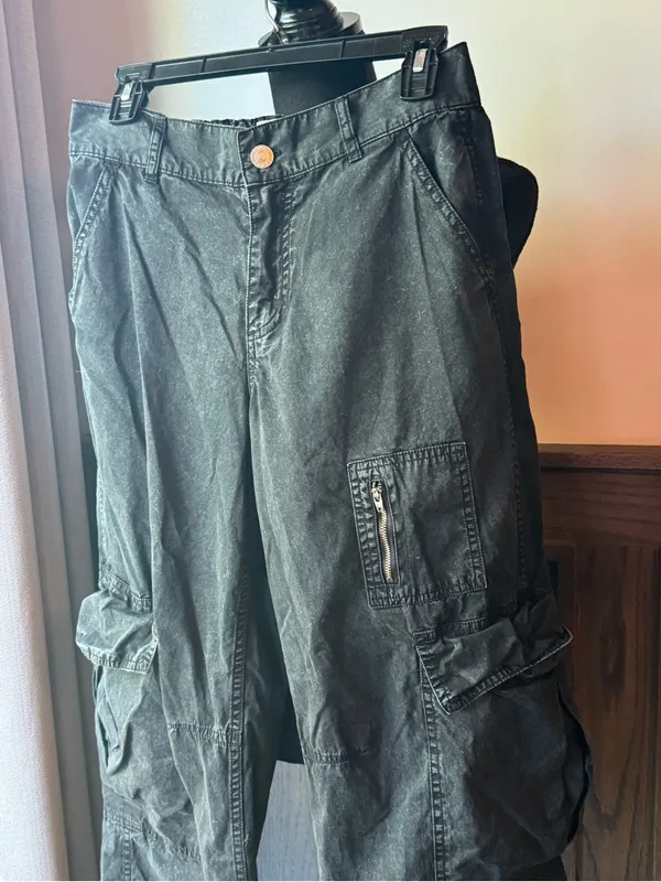 BDG urban outfitters black wide leg cargo jeans sz 6 - Image 2