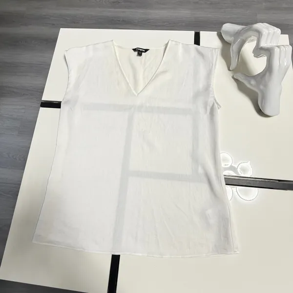 Express White V-Neck Cap Sleeve Textured Shell Blouse - Size M - Image 5