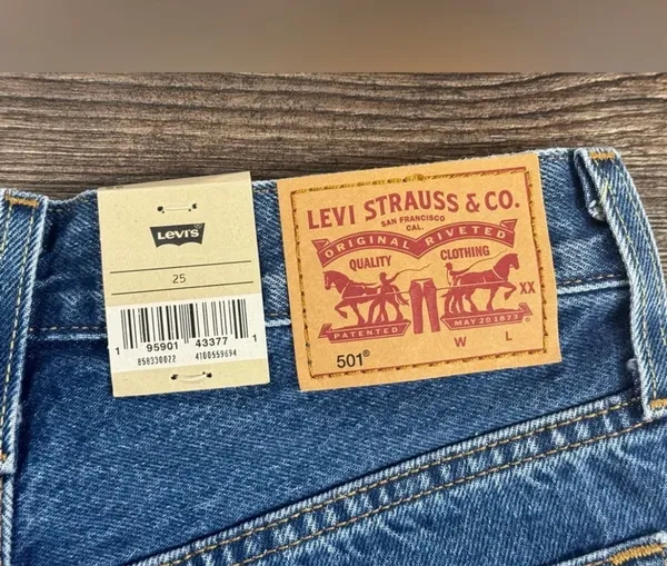 Levi’s NWT 501 Jean Shorts - Image 3