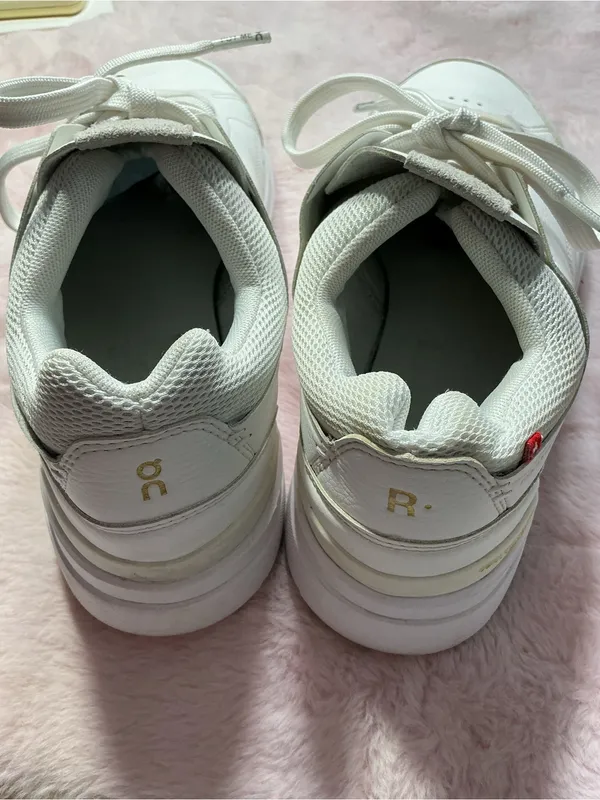 On Running woman’s White Low-Top Leather Sneakers with Gold Logo 163 - Image 4