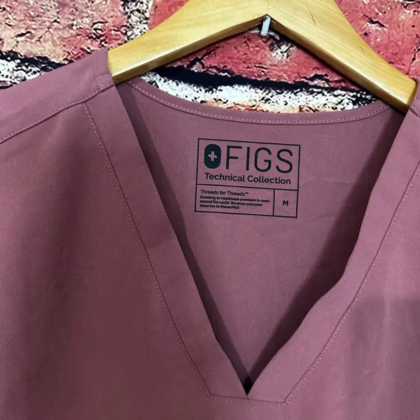 Figs Scrub top size medium with pockets - Image 3
