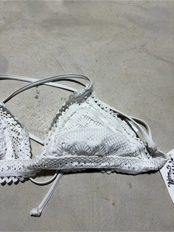 BECCA NWT White Crochet Triangle Bikini Top medium MSRP$126 - Image 3