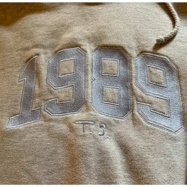 Taylor Swift 1989 Tour Hoodie Size M Grey Purple Center Pocket Cozy Official Mer - Image 4