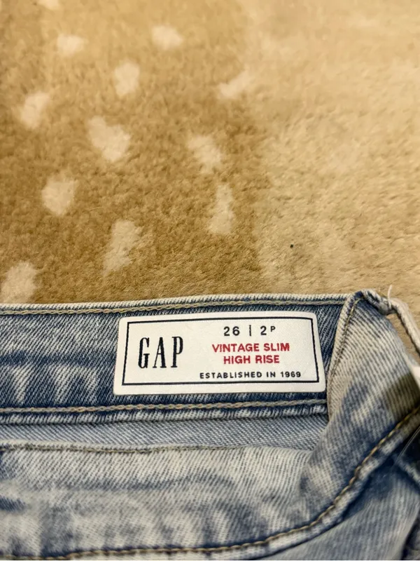 GAP Vintage Slim High Rise Jeans 26 2P Light Wash Split Hem NWT - Image 7