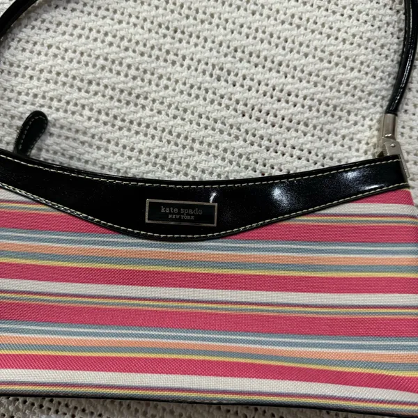 Kate Spade New York – Shoulder Bag Stylish handbag with a vibrant striped print. - Image 2