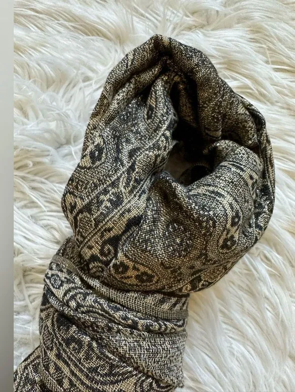 Soft patterned fringe scarf - Image 2