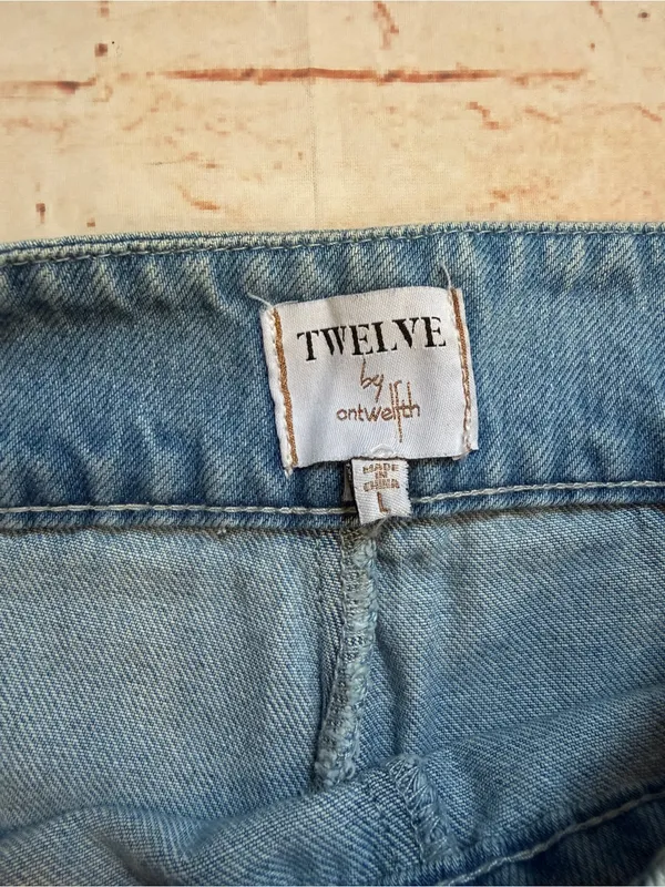 Boutique | Classic High Waist Wide-Leg Women's Jeans in Medium Blue - Image 4