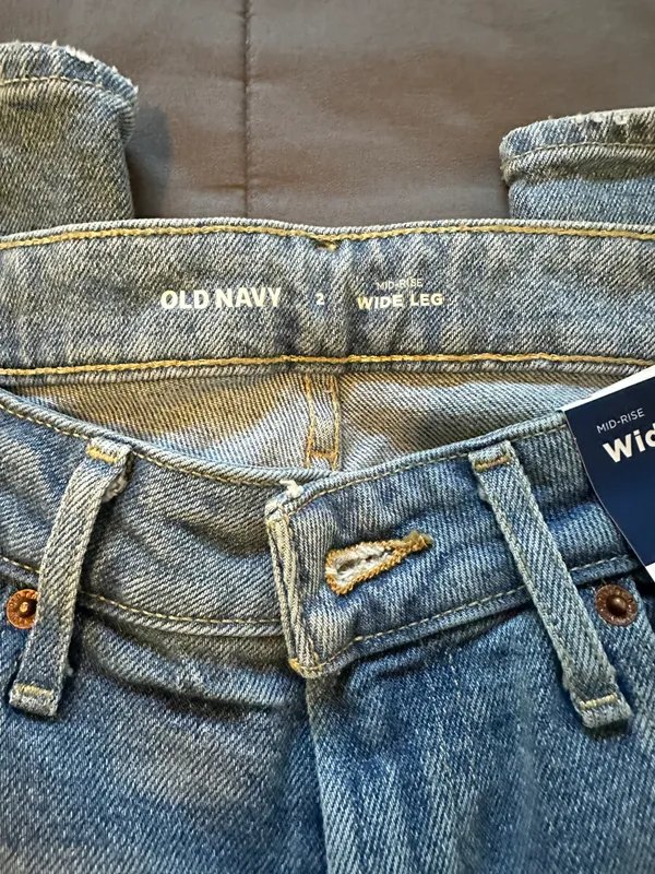 Old Navy Wide Leg Jeans - Image 3