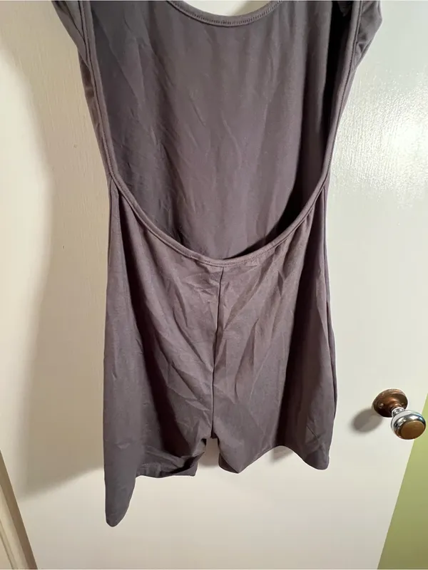 Women’s Size Small Athletic Romper Short Sleeve Open Back Dark Gray Scoop Neck‎ - Image 7