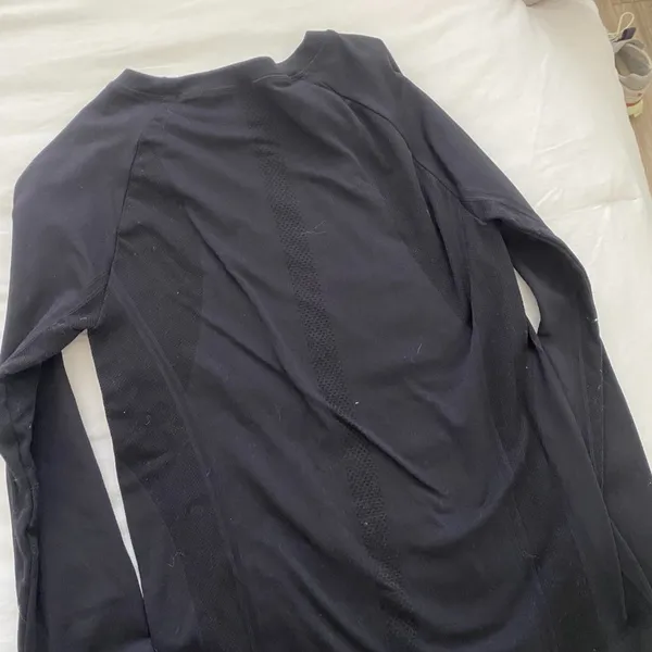 Black long sleeve athletic shirt with thumb holes - Image 2