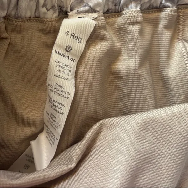 Lululemon Hotty Hot Short II *2.5" Mini Twine White Multi / White size 4 EUC Run - Image 3