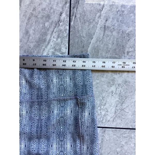 Vuori Womens Grey White Abstract Print High Rise Performance Leggings 7/8 Length - Image 4