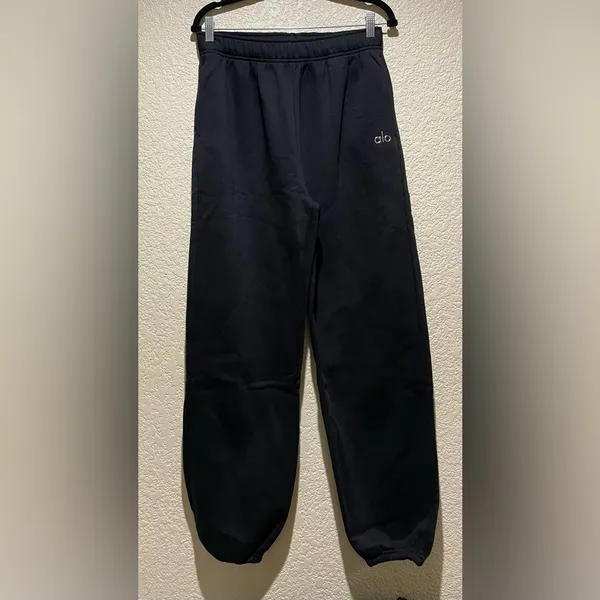 Alo Yoga NWOT Accolade Sweatpants Cool Chrome Logo Black, Pockets Size M - Image 7