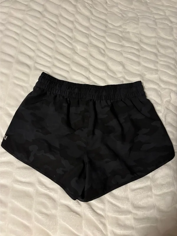 Vuori Shorts - Image 2