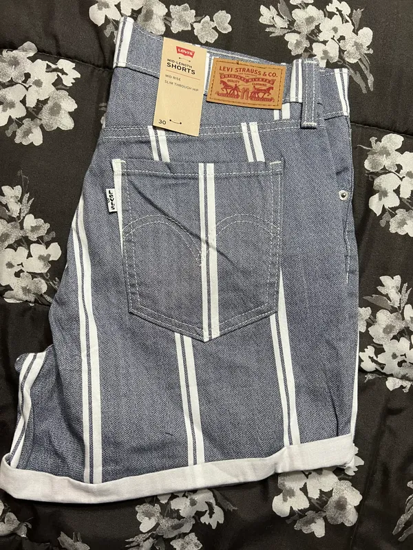 Levi’s Mid-Length Denim Shorts - Image 3