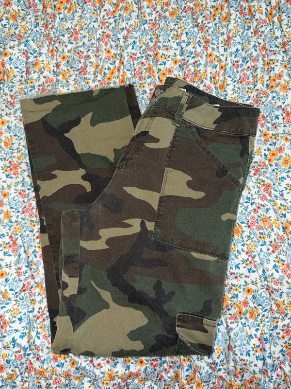 Brandy Melville Camo Cargo Pants - Image 4
