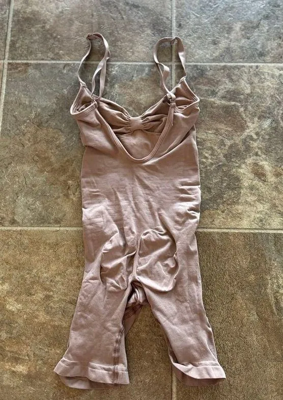 Skims Seamless Sculpt Mid Thigh Bodysuit Clay Size Small - Image 5