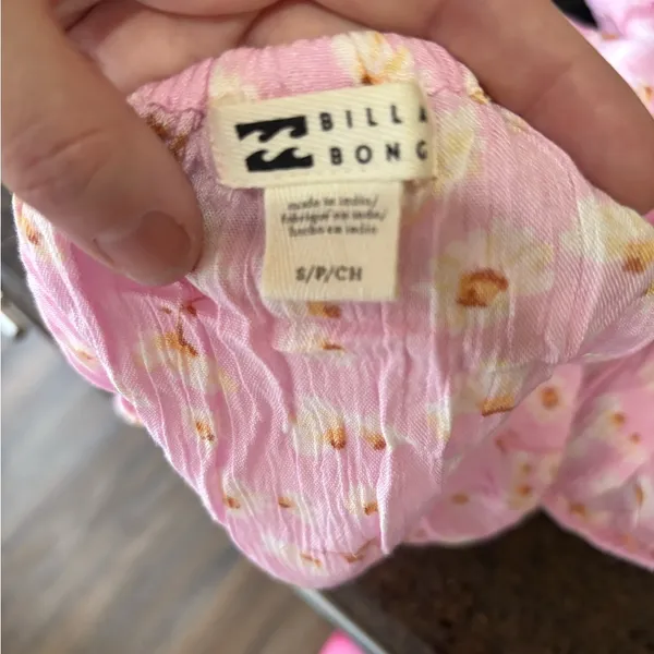 Pink Off-Shoulder Blouse with Floral Print NWT Billabong size small - Image 2