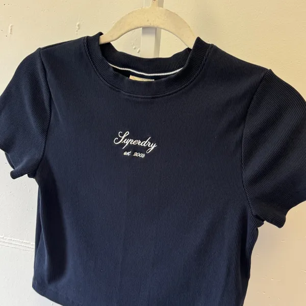 Superdry Ribbed Graphic Embroidered Script Logo Baby Tee Crop Top US 6 Navy - Image 3