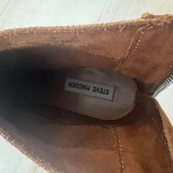 Steve Madden Chestnut Suede Ankle Boots with Back Zip - Image 5