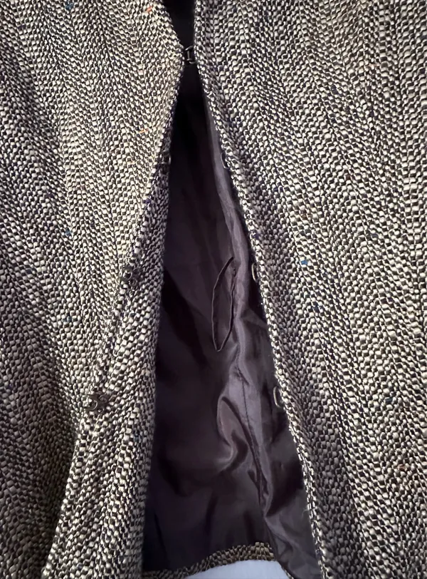 Oscar de la Renta Tweed Jacket & Skirt Set are a size 6. - Image 12