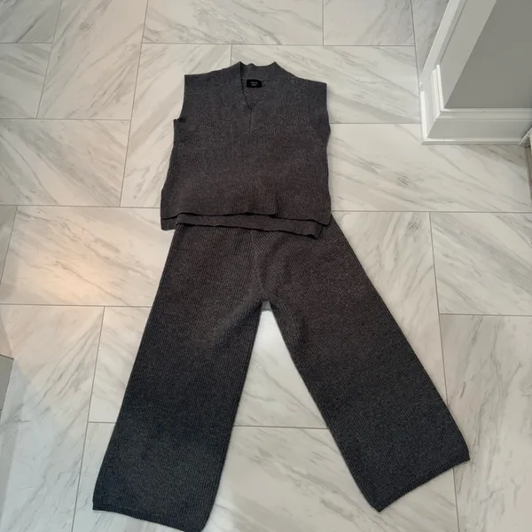 Vici Gray Ankle & Cropped Pants Set - Image 3