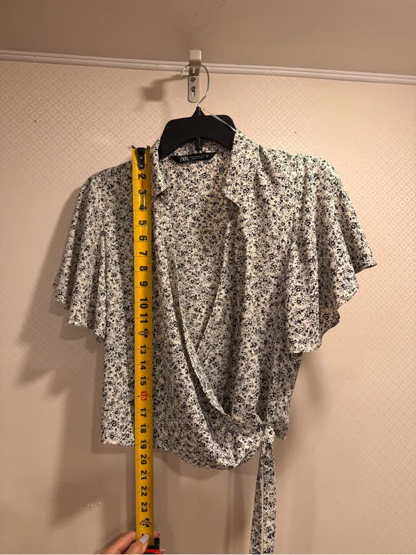 NWOT Zara Cream Floral V-Neck Tie-Side Blouse Size XS - Image 5