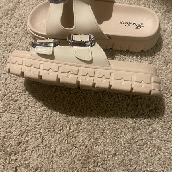 New Without Tag Beige Rubber Ssndals Size 6.5 - Image 4