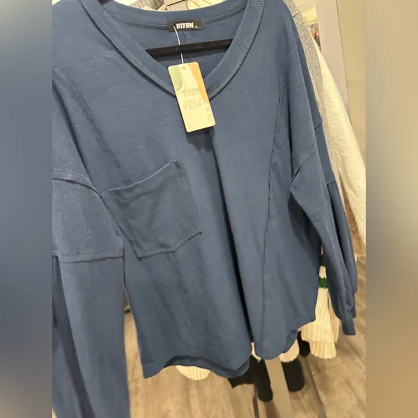 Elegant Navy V-Neck Ribbed Sweatshirt - Image 9
