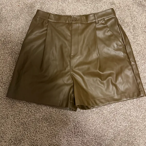 NWOT Steve Madden high wasted faux leather shorts women's size medium - Image 4