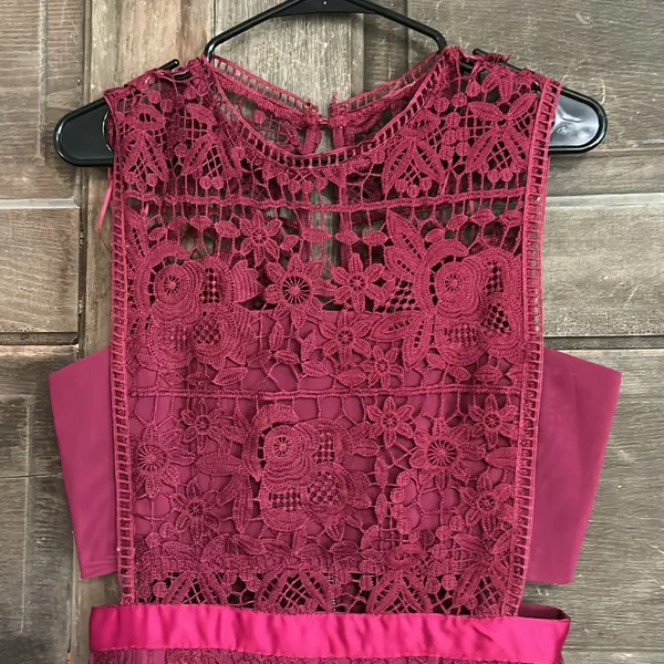 Romeo & Juliet Couture wine-colored lace‎ cutout dress Size Medium Crochet - Image 2