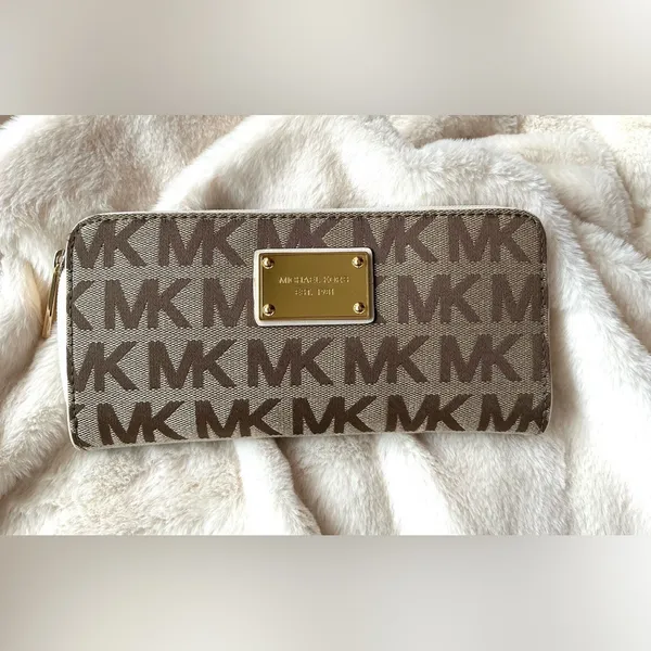 Michael Kors zip around wallet 💵💷💶💰 - Image 2
