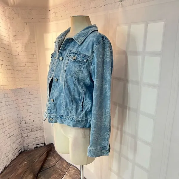 Mudd light blue denim jacket with soft white floral print size xl - Image 3