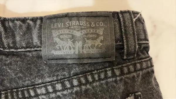 Levi’s girlfriend shorty shorts 14 reg black - Image 2