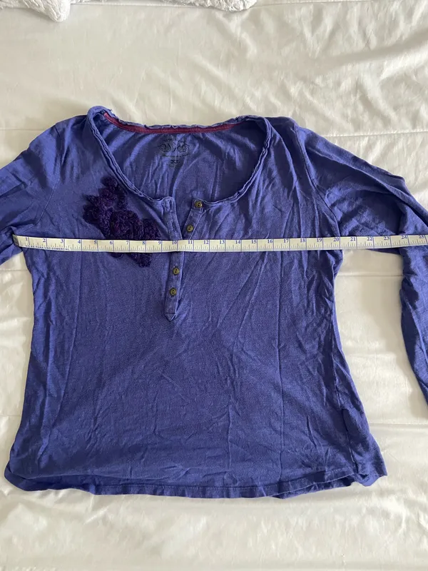 Vintage Nine West purple long sleeve top with dark purple floral embroidery on the chest, size XL #floral #embroidered #vintage - Image 4