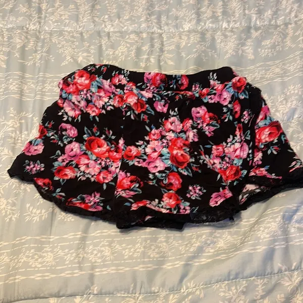 Charlotte Russe Black floral S shorts - Image 4