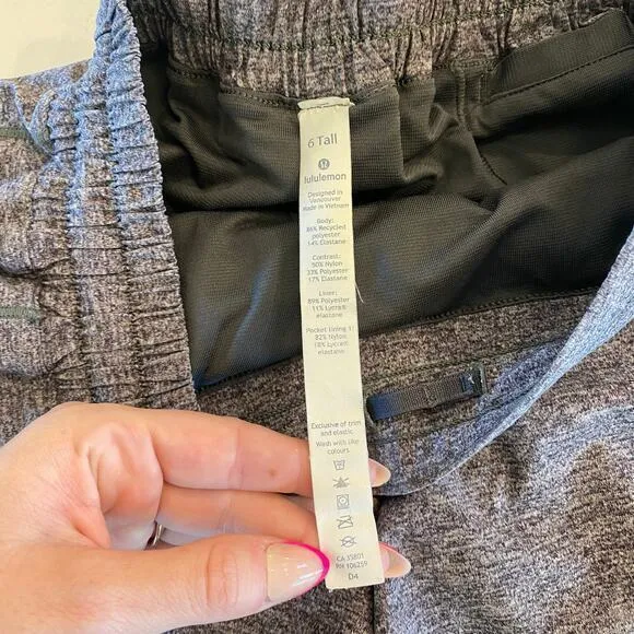 Lululemon Hotty Hot Short II Long‎ 4" Size 6 Tall - Image 3