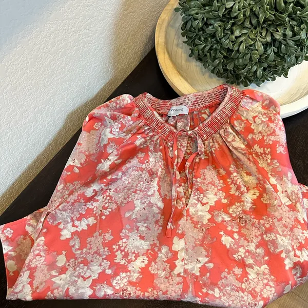 Evereve Keira floral Smocked Neck Blouse Sz M - Image 4