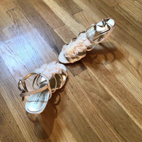 HP💝LuLu Townsend Ivory sz 7 petal accent 3” heel - Image 5