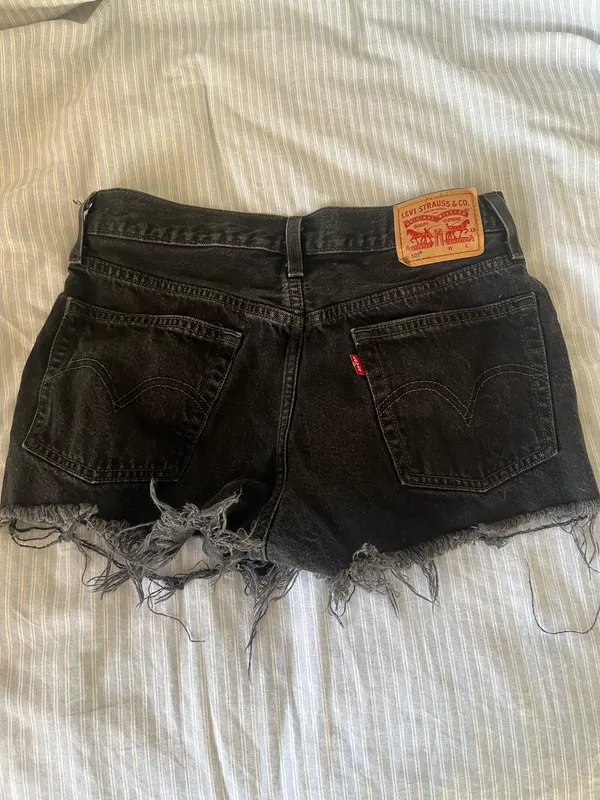 Levi’s 501 shorts black size 26 - Image 3