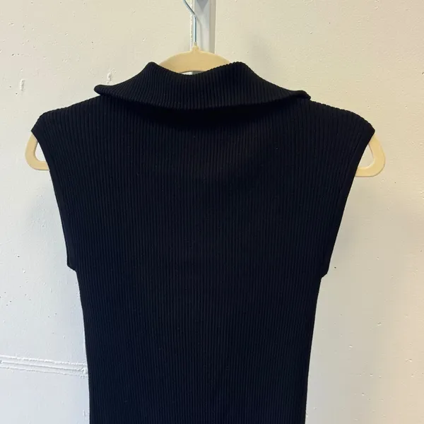 Gallery Couture Women's‎ Black Ribbed Quarter Zip Sleeveless Knit Top Size Small - Image 4