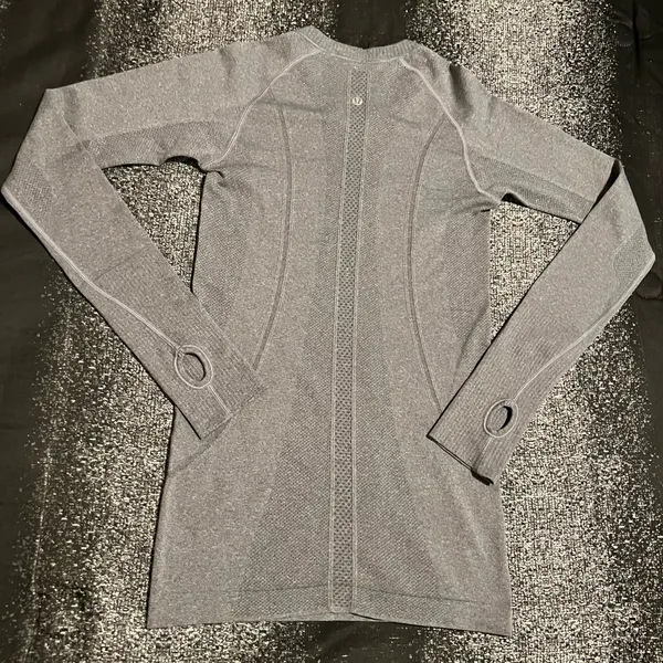 Womens sz4 lululemon Swiftly Tech Long Sleeve crew neck shirt-gray. - Image 2