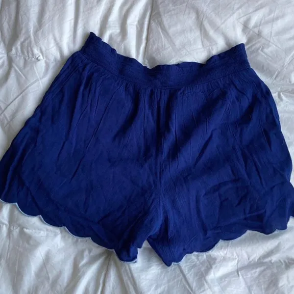 Francesca's Floral Pattern Navy Blue Shorts - Image 2